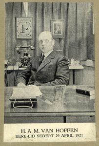 105030 Portret van H.A.M. van Hoffen, geboren 12-4-1881 te Utrecht, bestuurslid van de vakschool voor de typografie ...